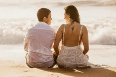 Breadcrumbing in Dating: Meaning & Signs