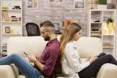 What Is Roaching in Dating? Spot It Early & Protect Yourself