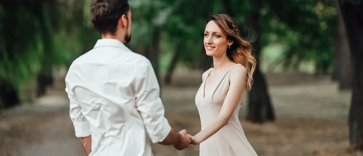 What Is a Soft Launch Relationship? Signs, Examples, Tips & Meaning